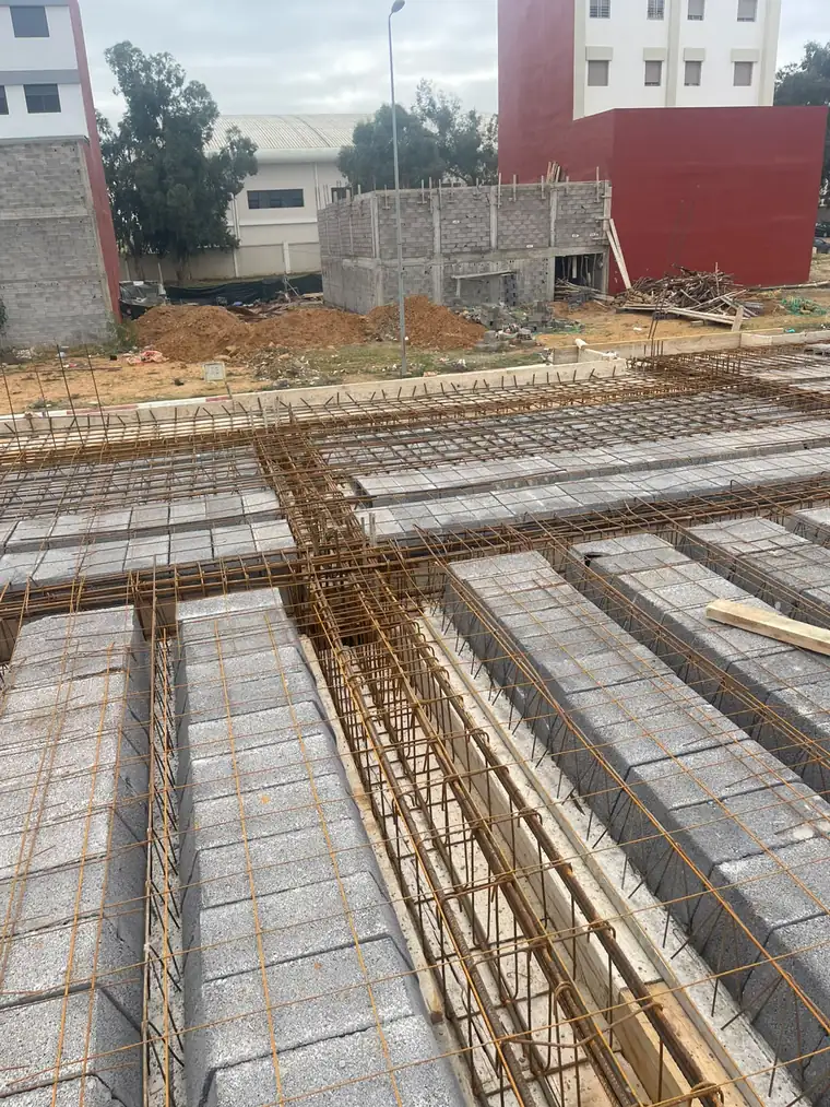 Ferraillage de poutres et de plancher hourdis avant bétonnage