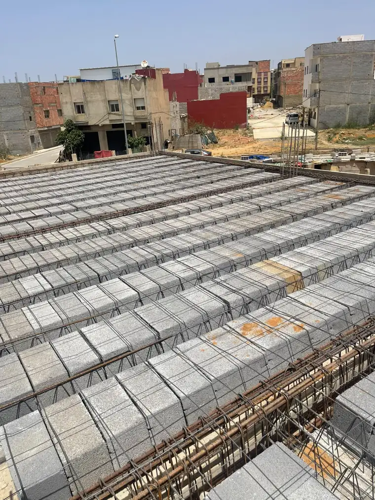 Plancher à corps creux 15+5 en cours de montage sur un chantier de béton armé