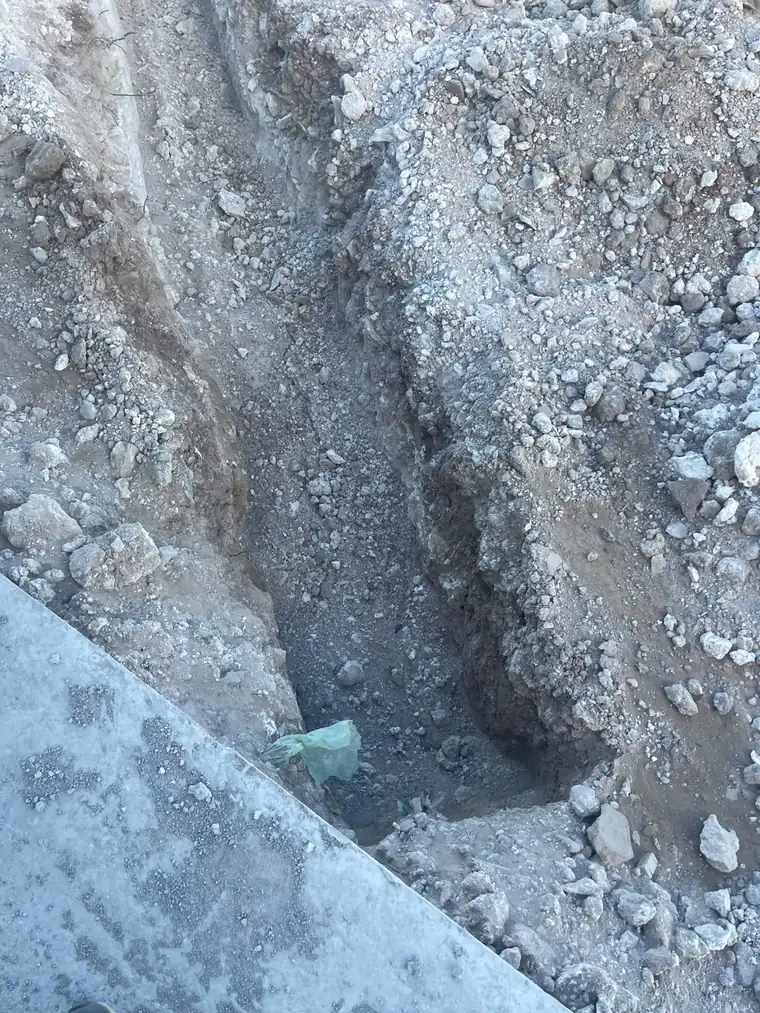 Tranchée de fondation ouverte en terrain rocheux